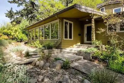 Image de 5 blocks to Uo & Hayward Field- Gorgeous Rarely Rented Exeutive Home