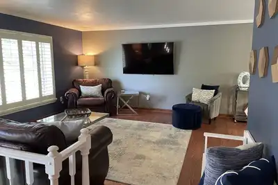 Image de Bright & Charming 3br House just outside of Pittsburgh!