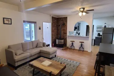 Image de Cheerful 2 bedroom home with indoor fireplace.