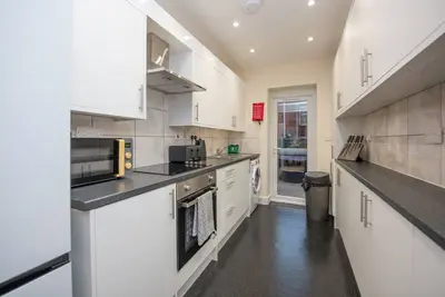 Image de 4 Bed -Maison-Cottage-Douche-Vue sur Rue