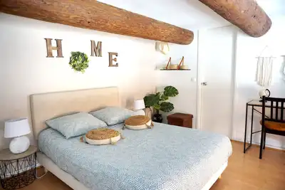 Image de Joyau Marseillais: T2 Confort sur la Historique Place aux Huiles