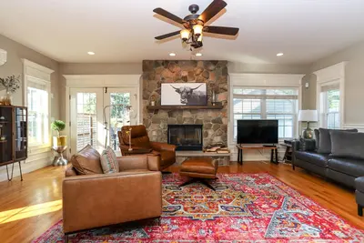 Image de Beautiful 4 bd 4bth Beacon House with Hot Tub close to town and hiking trails. . .