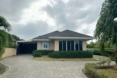 Image de Luxury 3- bedroom home located in secure gated community in Ocho Rios, Jamaica.