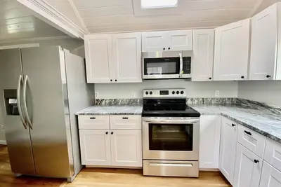 Charming Retreat - Central A/C, Firepit, Walk to Downtown