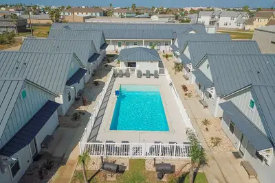 Image de Golf Cart Included, Shared Pool, Parking for 1 Vehicle, Pet Friendly