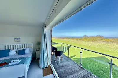 Image de Stunning Seaview Coastal Cottage - Sleeping 8 in 4 Bedrooms - Pool and Beach Access Included.