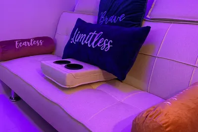 Image de 1 Br/queen bed/sofa bed/kitchen/pool/gym/dining/living