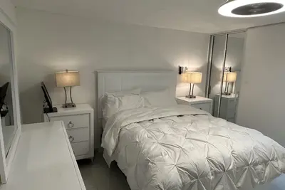 Image de Luxury Basement Apartment!