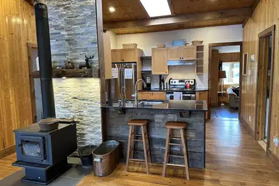 Image de Chalet spacieux au bord du lac: plage privée, superbe vue, à 5min du magasin\/Saq