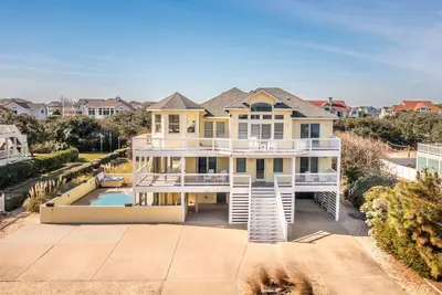 Image de Corolla Oceanside in Whalehead - Heated Pool - 7br/6. 5ba - Short Walk to Beach!