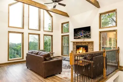 Image de Stunning 4bd Lodge! Hot Tub +Theater Room +Games!