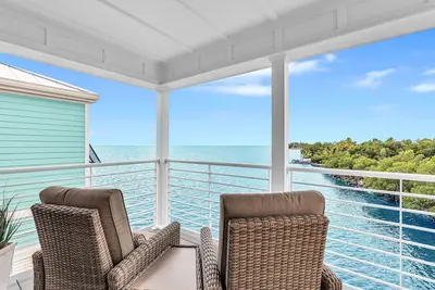 Image de Enjoy the Ocean from the deck of this 2br. Minimum 28-Day Reservation Required