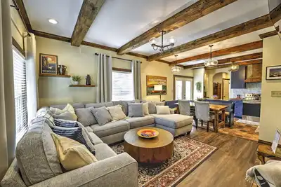 Image de Rosewood Cottage • Walk to Park • Hot Tub • Arcade • Fire Pit • Downtown 3 Min