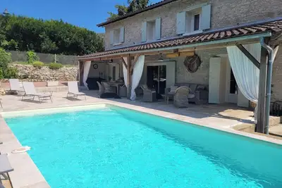 Image de gite 7 personnes piscine privée. Animaux de compagnie acceptés