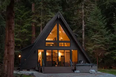 Image de Modern A-Frame Cabin - King Bed, Hot tub, Ev Charger, 5 Minutes to Mt. Rainer Np