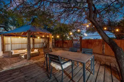 Image de Entire Property / House & Casita / Downtown / 4br