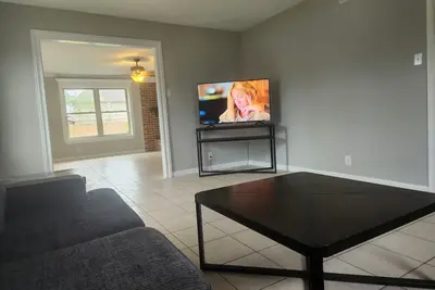 Image de Perfect for out of town workers. Fully furnished, all bills paid!