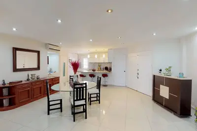 Completely Remodeled Beachfront Apartment