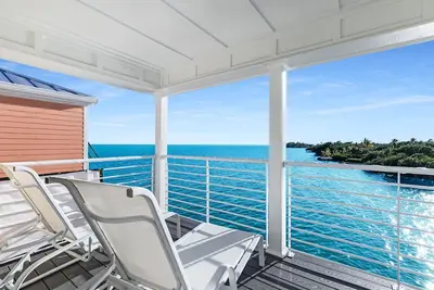 Image de Amazing 2-bedroom waterfront resort home! Minimum 28-Day Reservation Required