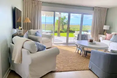 Paradise Found : Beach Front Condo w/ Breathtaking Views! !