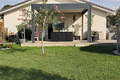 Image de Maison entièrement climatisée! \n\"Douces heures aux portes du bassin\"