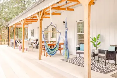 Image de 4+ Guest ~ 1br & 1sh, Comfy Lake Gem: Hot Tub, Beach Access, Games, & more