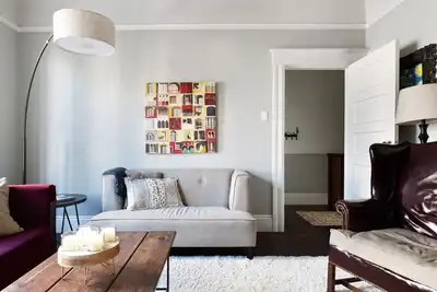 Image de Gather Round the Fire Pit at a Period Russian Hill Flat