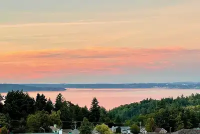Image de Luxury Home with Panoramic Puget Sound Views, Baby Grand Piano, and Game Room