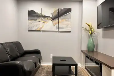 Image de Darlington’s basement suite!