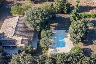Image de Villa de plain-pied avec jardin clos et piscine