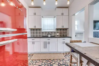 Image de 1926 Historic Stunner / 2 Br 1 Ba / Walk to U of A