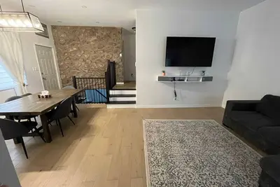 Image de Spacious Home with Private Parking, Close to the Mall, Airport and any Highway.