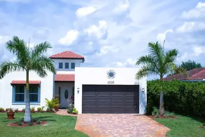 Image de Beautiful house with lake view