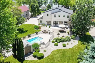 Image de Spacious Family Gem Near Lake — Seasonal Pool, Hot Tub, Boat Dock & Dog-Friendly