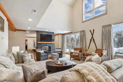 Image de Trapp Alpine Chalet at von Trapp Family Lodge: 4 br, a/c, firepit, deck & views, resort amenities!