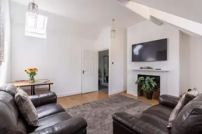 Castle Garden View - Two Steps Away from Central Rochester High Street