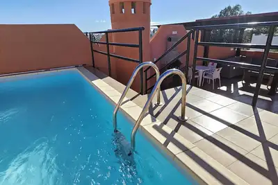 Image de Penthouse avec piscine privée en solarium, vue mer, à 65m de la plage, WiFi