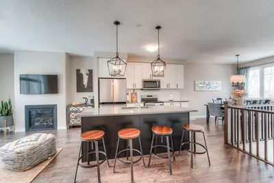 Image de modern master bedroom with private bathroom