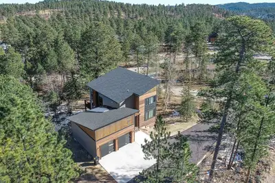 Image de Floor-to-Ceiling Windows, Hot Tub, Paved Driveway, Community Clubhouse!