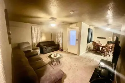 Image de 4 Bed/2 Bath Quiet Se Ranch Style home