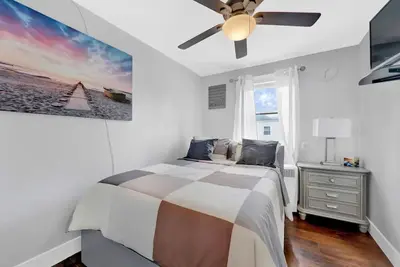 Image de Coastal Breeze in the Rockaways + Cozy Beach Getaway: