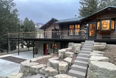 Image de Historic log home, 3 minutes from the Bridger bowl slopes.