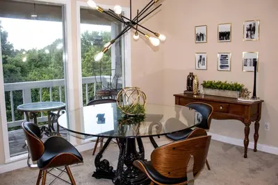 Image de Peaceful Modern Lakeside Condo 3 Br + Laundry Unit