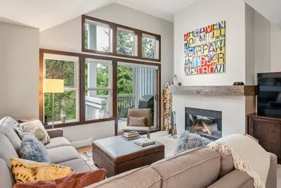 Image de Upper Village 3br:Sleeps 6, Hot tub, Patio+Bbq, Free Parking & Steps from Golf Course!