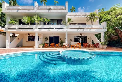 Image de Spacious group getaway with private pool, patio, outdoor areas, & Ac