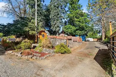 Image de Pnw Downtown Hobbit Home - Detached game-room & Outdoor pizza oven!