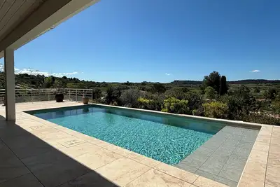Image de Grande villa de luxe avec terrasse couverte et piscine, calme, proche de la mer.