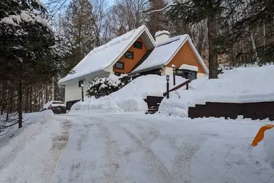 Image de St Sauveur Chalet; easy access to nearby ski hills and village; pet friendly