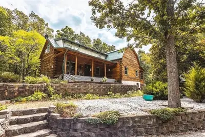 Image de Dragonfly Meadows Log Cabin nestled in the Ozarks