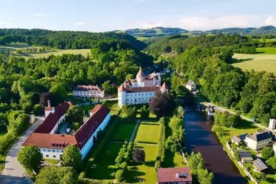 Image de Luxurious Castle with park, pool and tennis court, trip to Vienna and Salzburg